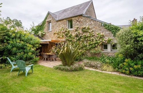 Sartilly-Baie-Bocage Villa | Cosy apartment in villa for 3 guests with WIFI, TV, terrace and parking
