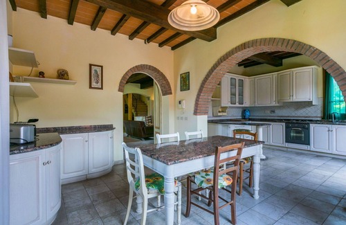 Fucecchio Villa | Cosy apartment in villa with hot tub, WIFI, A/C, private pool, TV and pets allowed
