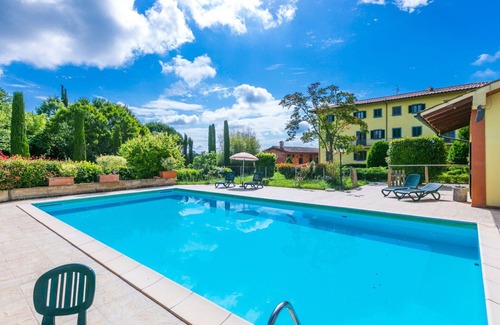 Fucecchio Villa | Cosy apartment in villa with hot tub, WIFI, A/C, private pool, TV and pets allowed