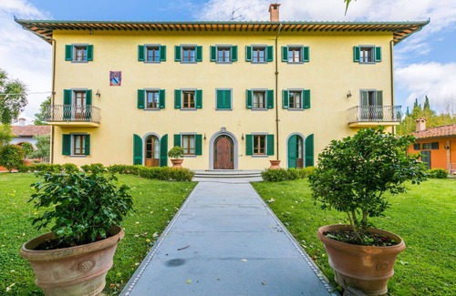 Fucecchio Villa | Cosy apartment in villa with hot tub, WIFI, A/C, private pool, TV and pets allowed