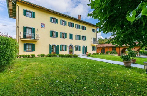 Fucecchio Villa | Cosy apartment in villa with hot tub, WIFI, A/C, private pool, TV and pets allowed