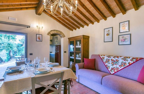 Castagneto Carducci Villa | Cosy apartment in villa for 4 people with A/C, pool, WIFI, TV, patio and pets allowed