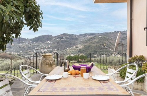 Costa dʼOneglia Villa | Cosy apartment in villa for 4 people with A/C, WIFI, patio and pets allowed