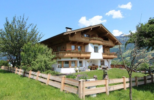 Fuegen Villa | Cosy apartment in villa for 6 guests with WIFI, TV, terrace, pets allowed and panoramic view