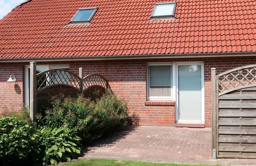 Bunde House | Cosy apartment in villa for 4 people with WIFI, TV, terrace, pets allowed and parking