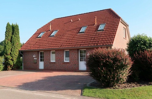 Bunde House | Cosy apartment in villa for 4 people with WIFI, TV, terrace and parking