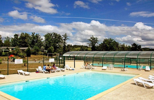 Beynat House | Cosy apartment in villa for 4 guests with WIFI, pool, TV, terrace, pets allowed and parking