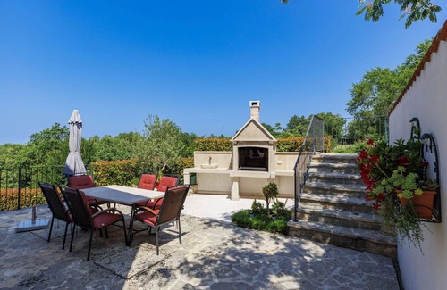 Bibali House | Cosy apartment in villa for 6 guests with WIFI, pool, A/C, TV and terrace