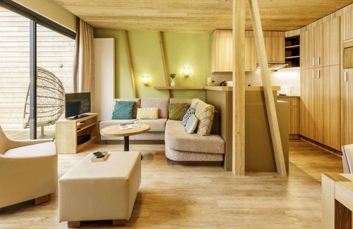 Morton House | Cosy apartment in villa for 8 guests with WIFI, pool, hot tub, TV, terrace and parking