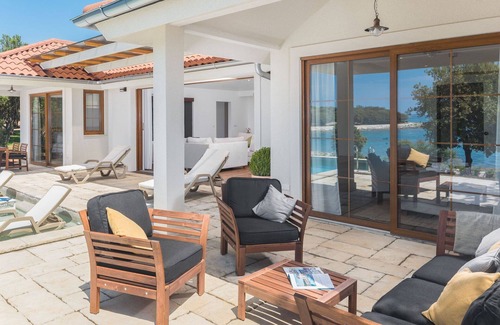 Bale House | Cosy apartment in villa for 6 people with WIFI, A/C, private pool, TV, terrace and pets allowed