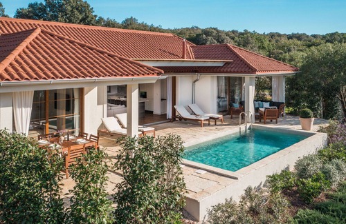 Bale House | Cosy apartment in villa for 6 people with WIFI, A/C, private pool, TV, terrace and pets allowed