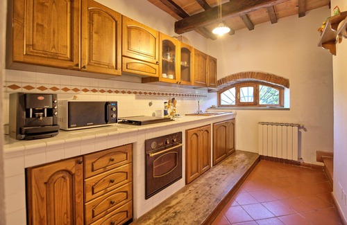 Montebonello Villa | Cosy apartment in villa for 6 people with WIFI, pool, TV, veranda, pets allowed and parking