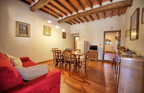 Montebonello Villa | Cosy apartment in villa for 6 people with WIFI, pool, TV, veranda, pets allowed and parking