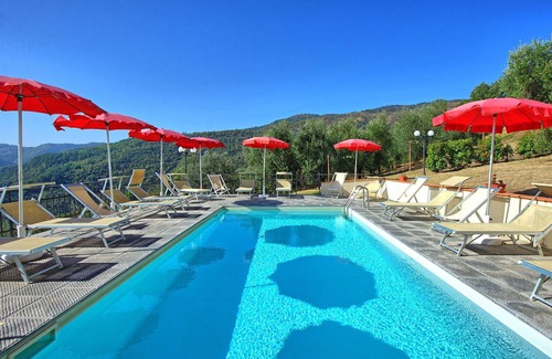 Montebonello Villa | Cosy apartment in villa for 6 people with WIFI, pool, TV, veranda, pets allowed and parking