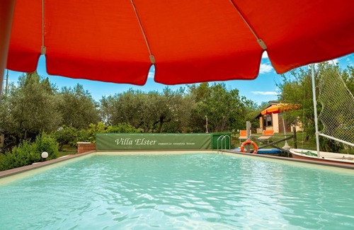 Collecorvino Villa | Cosy apartment in villa for 9 guests with WIFI, pool, TV, terrace, pets allowed and parking