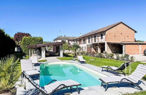Castell'Alfero Apartment | Cosy apartment for 4 people with WIFI, pool, TV and patio