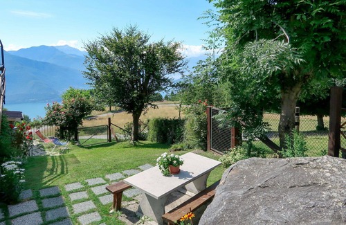 Peglio Apartment | Cosy apartment for 2 guests with WIFI, TV, patio and pets allowed