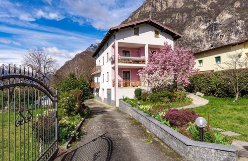 Novate Mezzola Apartment | Cosy apartment for 6 guests with WIFI, TV, patio, pets allowed and parking