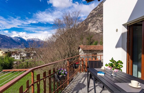 Novate Mezzola Apartment | Cosy apartment for 6 guests with WIFI, TV, patio, pets allowed and parking