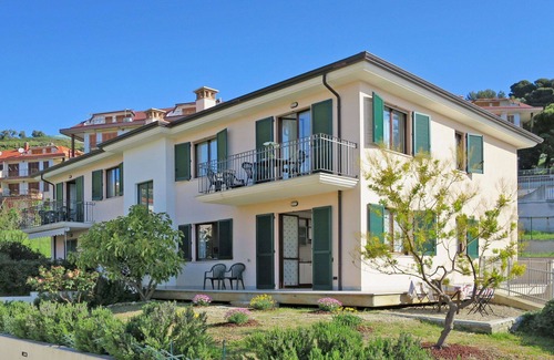 Cipressa Apartment | Cosy apartment for 6 people with WIFI, TV, balcony and pets allowed