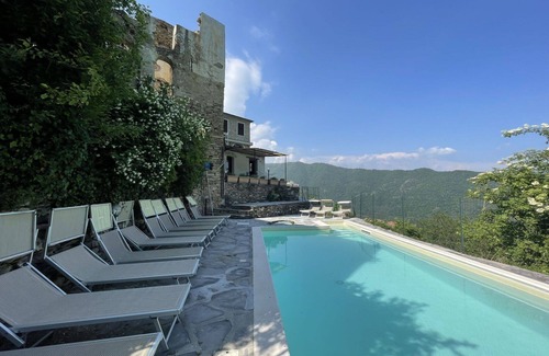 Valloria Apartment | Cosy apartment for 4 guests with WIFI, pool, patio, pets allowed and panoramic view