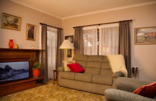 Evandale Apartment | Cosy apartment with country views. A short walk to the town centre.