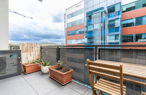 Phillip Apartment | Cosy Apt 7 Min Drive Away from Canberra Hospital