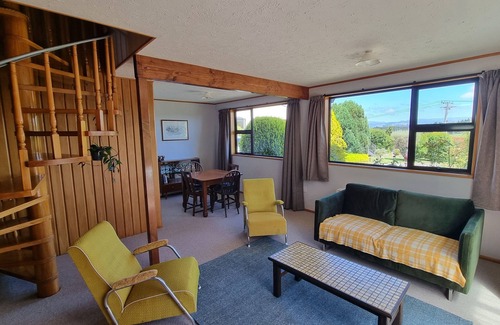 Kakanui House | Cosy bach with Kakanui mountain and sea views.