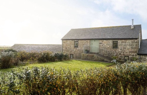 Treen House | Cosy barn, walk to 3 beaches