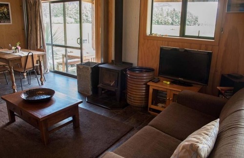 Makarora Ski Chalet | Cosy barn with spectacular mountain views