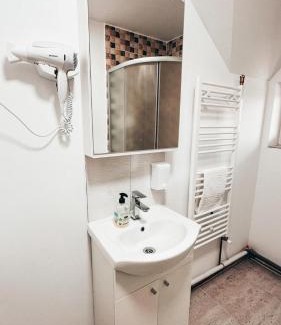 Turnu Magurele House | Cosy bedroom for 2 with Balcony in a Family Villa