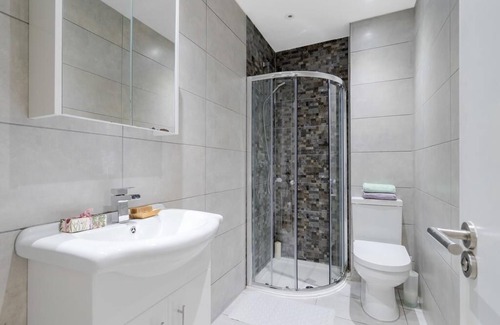 South Bermondsey Apartment | Cosy Bermondsey apt: Stylish 1BDR Patio Flat, Sleeps 3 Perfect for City Getaways