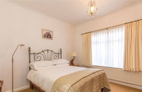 Wigan House | Cosy Bungalow In Swinley