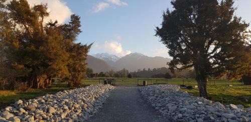 Franz Josef Glacier Apartment | Cosy Cabin in the Paddocks - Breakfast Included