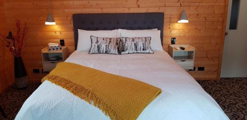Franz Josef Glacier Apartment | Cosy Cabin in the Paddocks - Breakfast Included