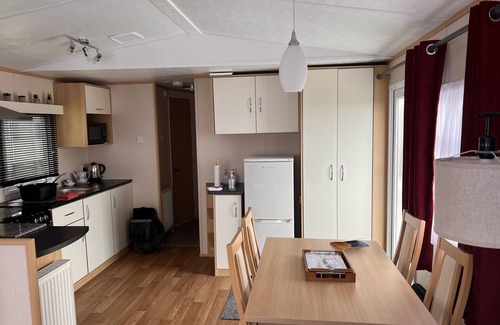 Barton-on-Sea House | Cosy caravan on Hoburn Naish 5 star complex. Leisure pub entertainment on site.