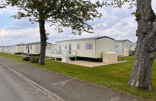 Barton-on-Sea House | Cosy caravan on Hoburn Naish 5 star complex. Leisure pub entertainment on site.