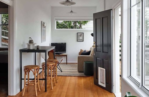 Battery Point Apartment | Cosy, central apartment with large sunny deck