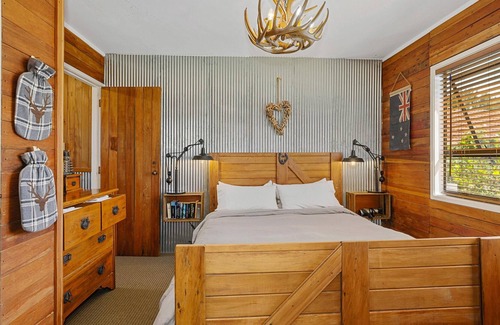 Rotorua Cottage | Cosy Central Cottage - Hunting Lodge Style Unit | Central Location