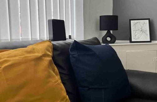 Warrington House | Cosy & Central w/Free Parking
