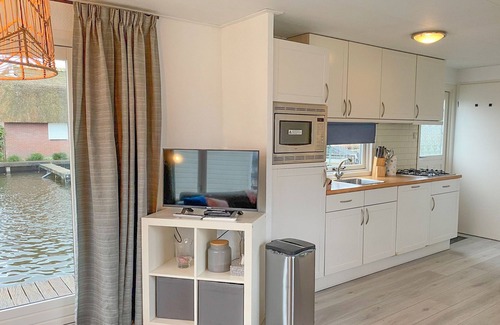 Municipality of Stichtse Vecht Boat Rental | Cosy chalet with jetty
