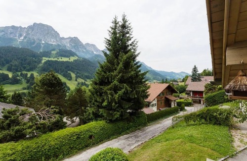 Rougemont Ski Chalet | Cosy chalet with top view