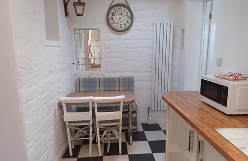 Bridport Cottage | Cosy Coastal Cottage close to Beach - pet-friendly