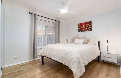 Bletchington House | Cosy & Convenient - Firepit & Pet Friendly