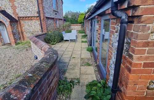 Holt Cottage | Cosy Cottage Daisy Lodge - Traditional and close to Holt + the coast