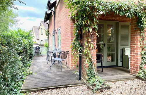 Laverton Cottage | Cosy cottage for family fun with log-burner, spa, private parking, EV & pools