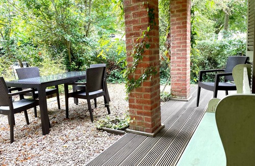 Laverton Cottage | Cosy cottage for family fun with log-burner, spa, private parking, EV & pools