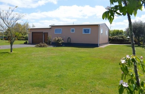 Ngongotaha Cottage | Cosy cottage in peaceful garden setting - just a minute's walk to Lake Rotorua