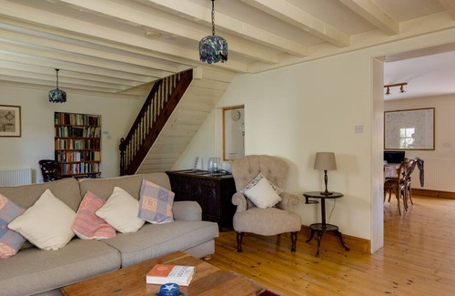 Mynachlogddu House | Cosy cottage nestled in heart of the Preseli Hills. Dogs welcome.