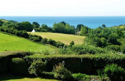 Bridport House | Cosy cottage, stunning sea views, log burner, modern kitchen, 15 mins to beach
